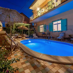 https://apartmani-lara-s-bazenom.hotelinzadar.com